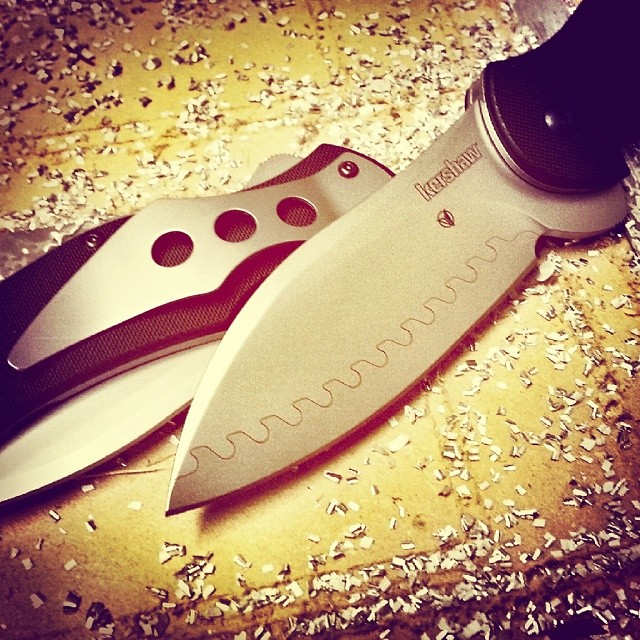 Kershaw Junkyard Dog 2.2 model 1725CB. We love all the lines in this knife..from the composite blade, to the cuts of the handle, to the pocket clip design. Just beautiful. Check us out at www.Kershaw-Knives.net kershaw kershawknives junkyarddog composite lines blade knife design edc tgif