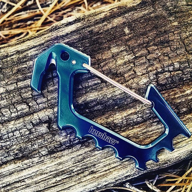 The Kershaw Jens Carabiner 1150BLUX. With a cord cutter, bottle opener, and a 1/8, 3/16, and 1/4 hex drives. 
#kershaw #kershawknives #jens #csrabiner #1150blux #cordcutter #bottleopener #hexdrives