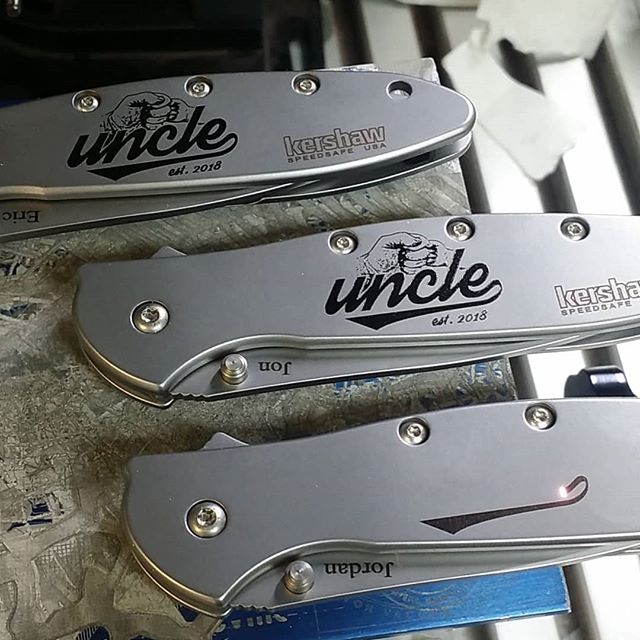 Custom laser engraving gift for uncle

Kershaw-Knives.net 
#laserengraving #kershawknives #kershawleek #nephew #uncle #niece #personalizedgifts
