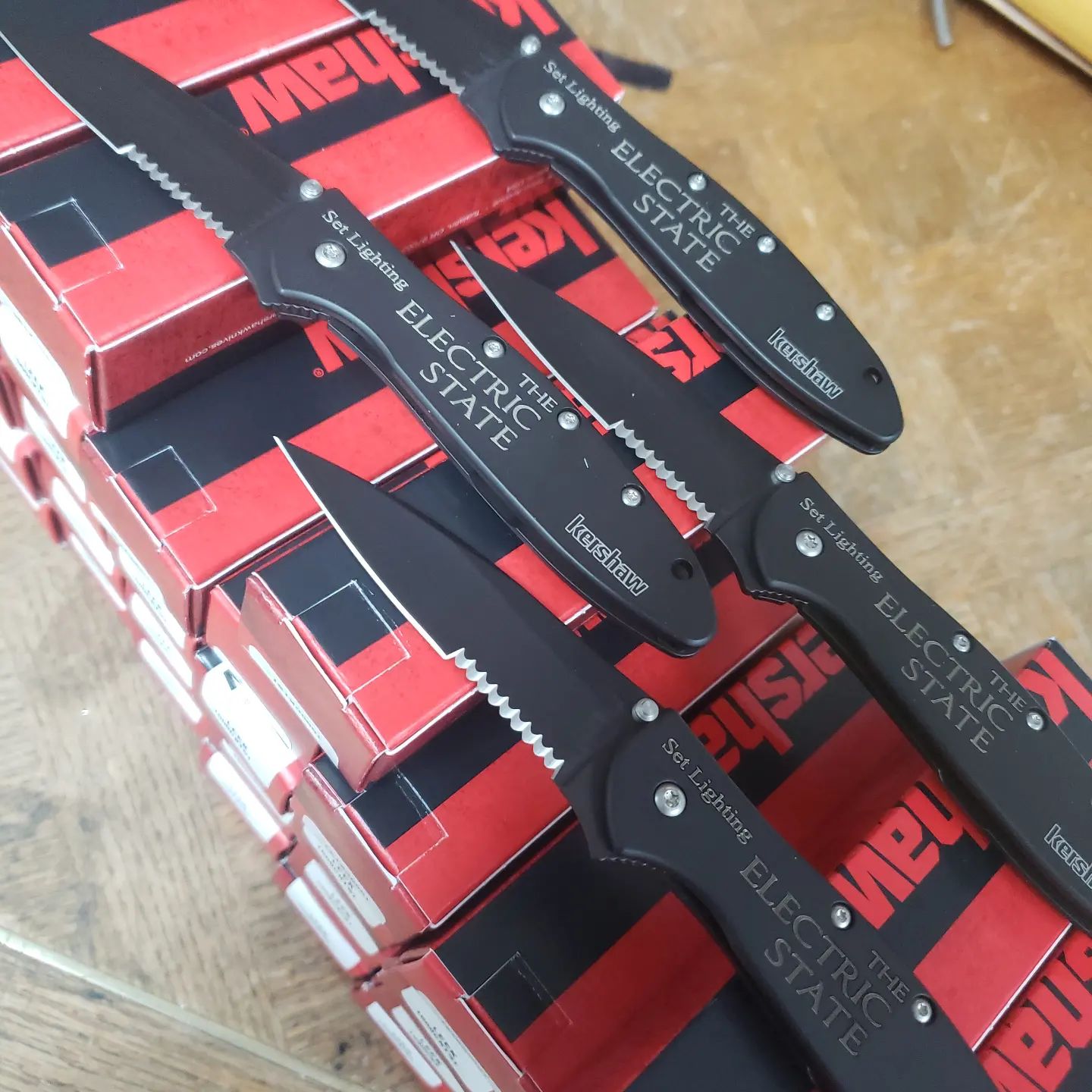 It may not seem like movie stuff gets made right here in DeRidder Louisiana, but it does.  Here is a boatload of knives for the set lighting crew on a moving coming out by Netflix in 2024.  It is a sci-fi movie called The Electric State.

Kershaw-Knives.net

#1660ckt #kershawknives #kershawleek #knives #laserengraving